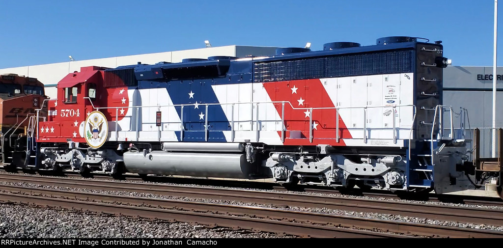 ATSF 5704 Bicentennial scheme trails on WB BNSF Z train